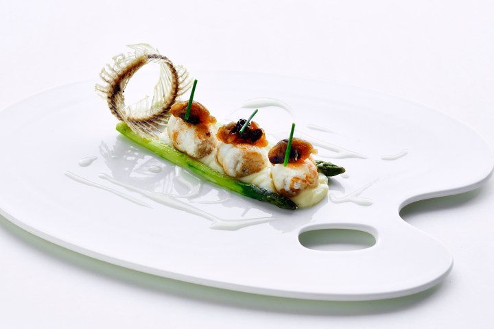 Dover Sole in “Savor” style with gratin asparagus. Savor referes to the topping of the fish, a traditional combination of caramelised onion, raisins and pine nuts that has its graces even the most humble tables in certain regions of Italy. This is a high-end version and gives complexity and depth to the fish. A dish I would order again. Have to admit that my favourite part was the deep-fried fish skelton, which is edible (make sure to chew well) and brought back many childhood memories of crispy fish tail - my own Proustian moment. 